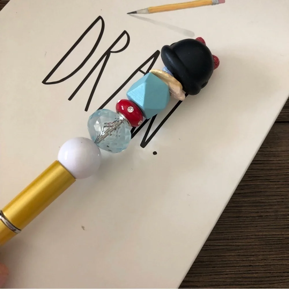 Disney Doorables: Snow White & The Seven Dwarfs: Snow White handmade beaded pen